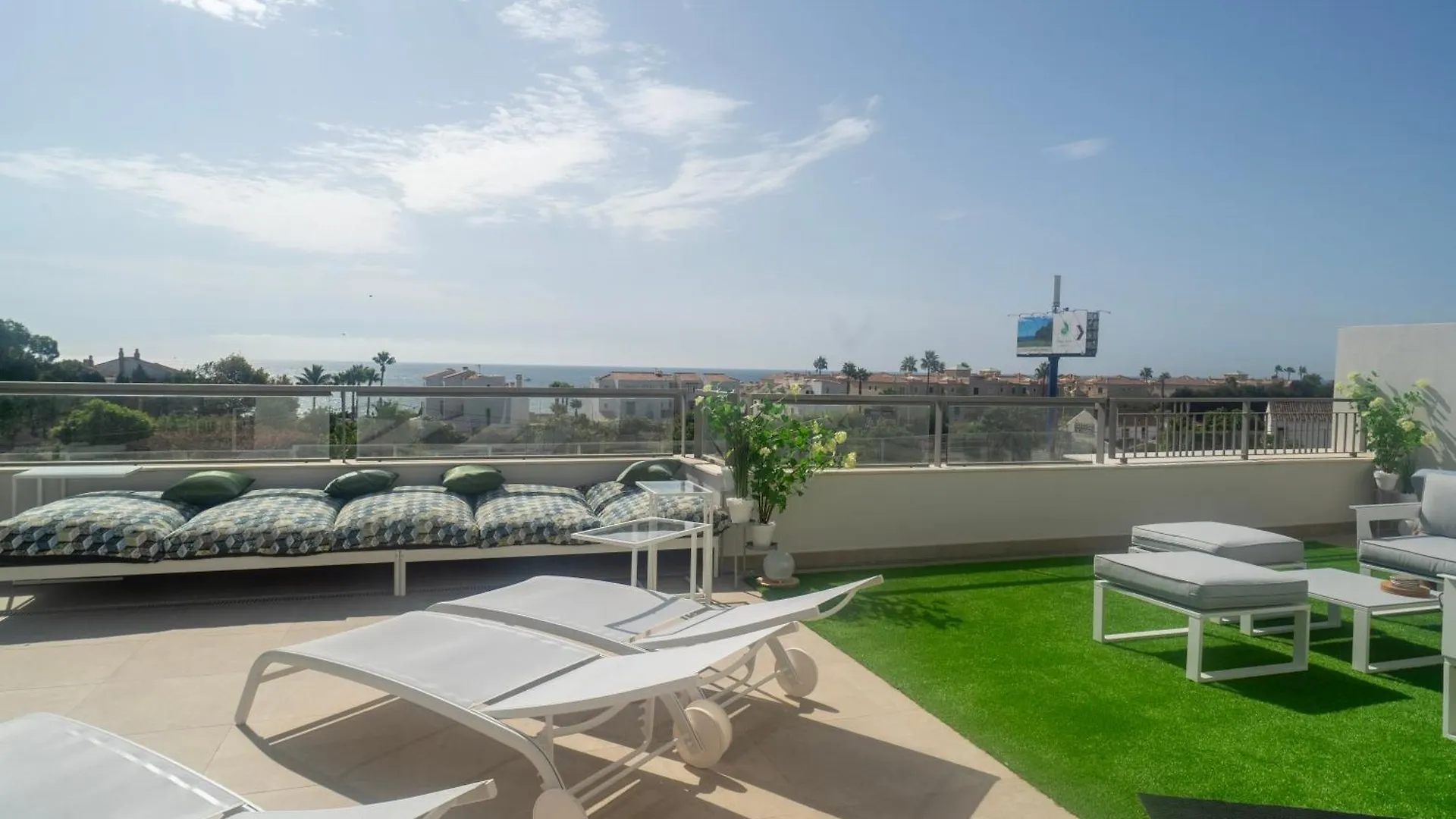 Sunny Casares I Apartment 0*,